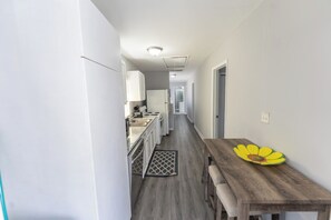 Fridge, microwave, oven, stovetop - Charming 2-bedroom apartment in fabulous Atlanta with AC, WiFi (Atlanta)