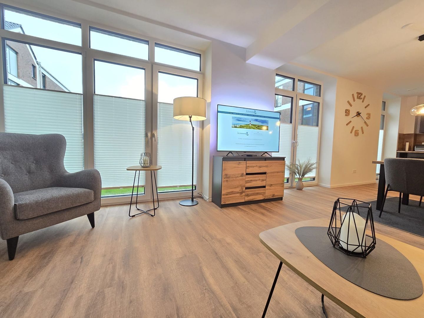 Een televisie en een tafeltennistafel