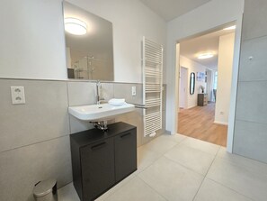 Shower, hair dryer, towels, soap - Vacation apartment Meeresrauschen on the first floor with garden, sauna and pet (Norden)