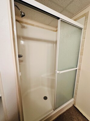 Dusch, handdukar, tvål och schampo