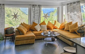 Smart TV, fireplace - Gorgeous home in Førde (Førde)