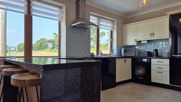 Frigorífic, microones, forn i placa de cuina