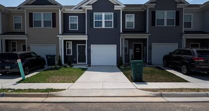 Beautiful townhome in welcoming Luray, only min to Caverns and Shenandoah Valley