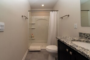 Shower, hair dryer, towels, soap - Beautiful townhome in welcoming Luray, only min to Caverns and Shenandoah Valley (Luray)