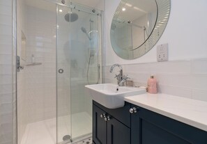 House | Bathroom - Stunning 2BD in the Heart of Cheltenham (Cheltenham)