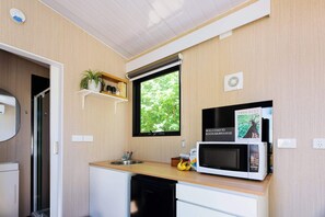 Fridge, microwave, stovetop, coffee/tea maker - Tiny Home in Warburton Victoria by Tiny Away (Warburton)