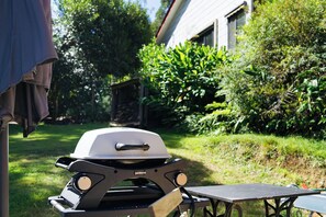 Outdoor dining - Tiny Home in Warburton Victoria by Tiny Away (Warburton)