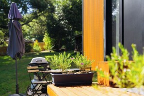 Outdoor dining - Tiny Home in Warburton Victoria by Tiny Away (Warburton)