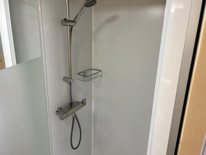 Shower, hair dryer, towels, shampoo - Dandylion House by Tiny Away (Hollacombe)