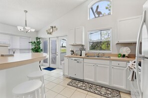 Micro-ondes, four, plaque de cuisson, lave-vaisselle