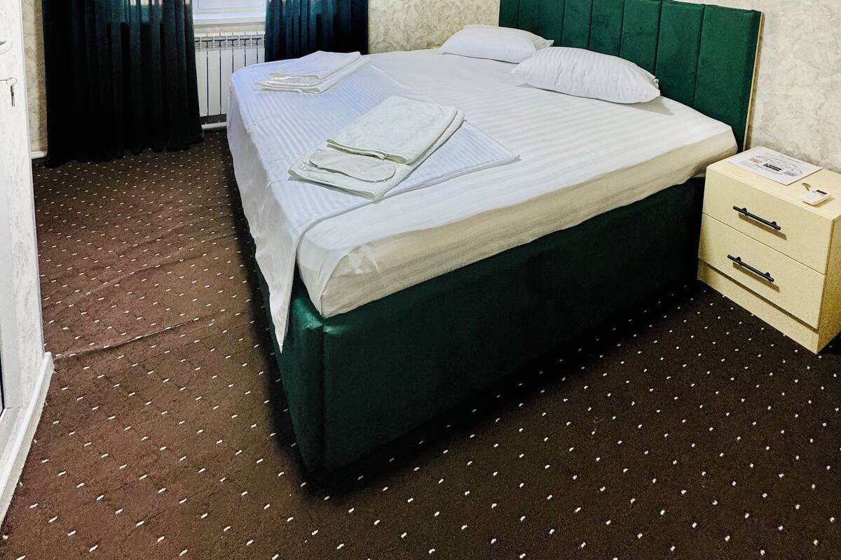 Classic-Doppelzimmer, Blick auf den Innenhof | Select-Comfort-Betten, Schreibtisch, laptopgeeigneter Arbeitsplatz