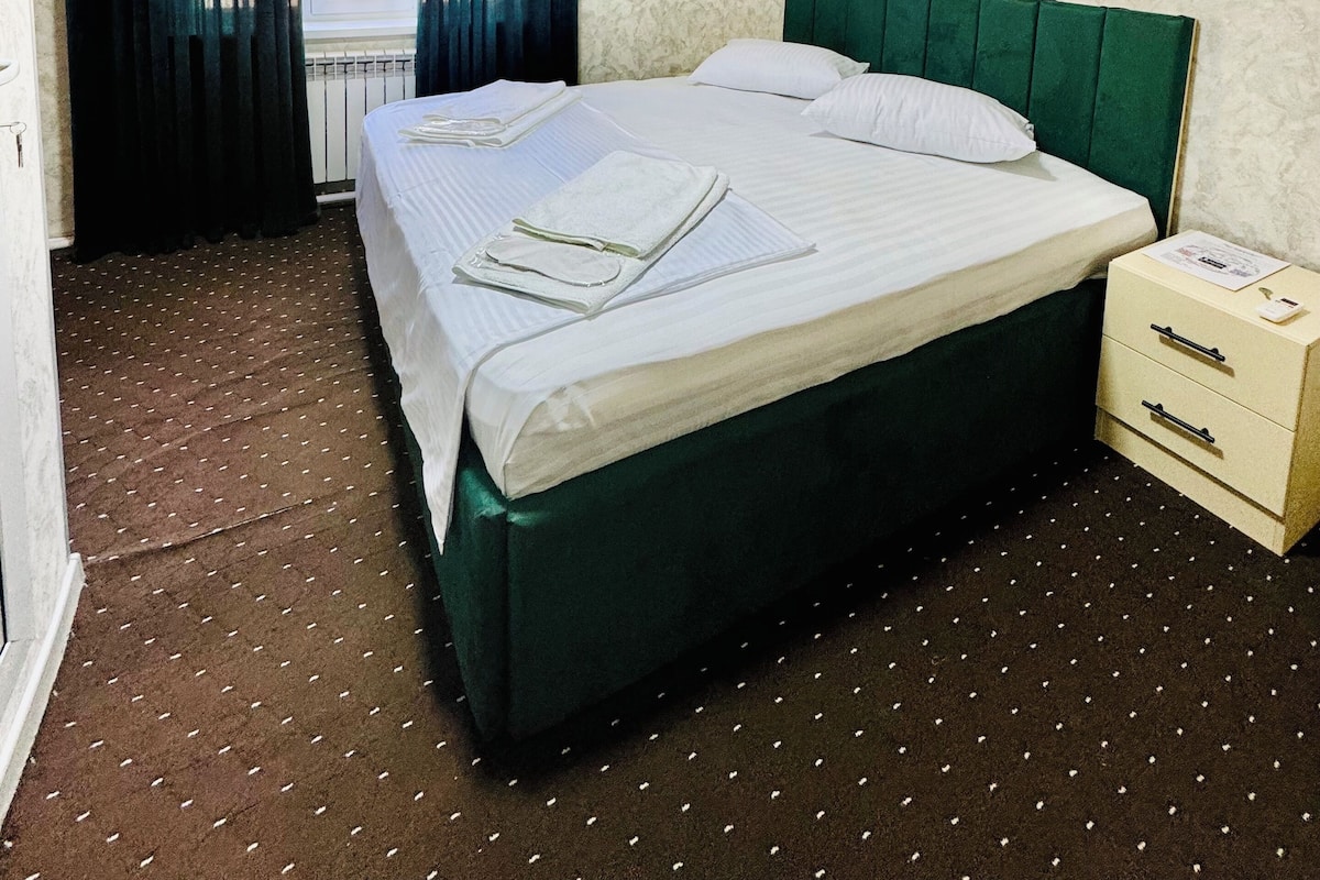 Klassieke tweepersoonskamer, uitzicht op binnenplaats | 1 slaapkamer, Select Comfort-bedden, een bureau, een laptopwerkplek