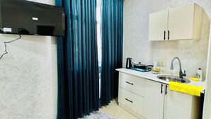 Basic Triple Room, City View | Private kitchen