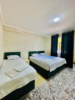 Chambre triple de base, vue sur la ville | Lit avec matelas Select Comfort, bureau