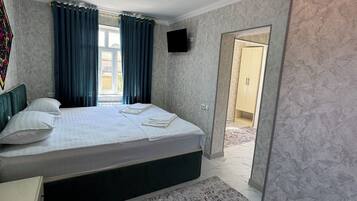 1 bedroom, Select Comfort beds, desk, laptop workspace