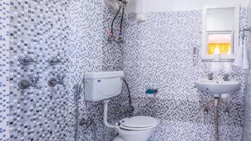 Deluxe suite, balkon, uitzicht op bergen | Badkamer | Gratis toiletartikelen, een haardroger, handdoeken, zeep