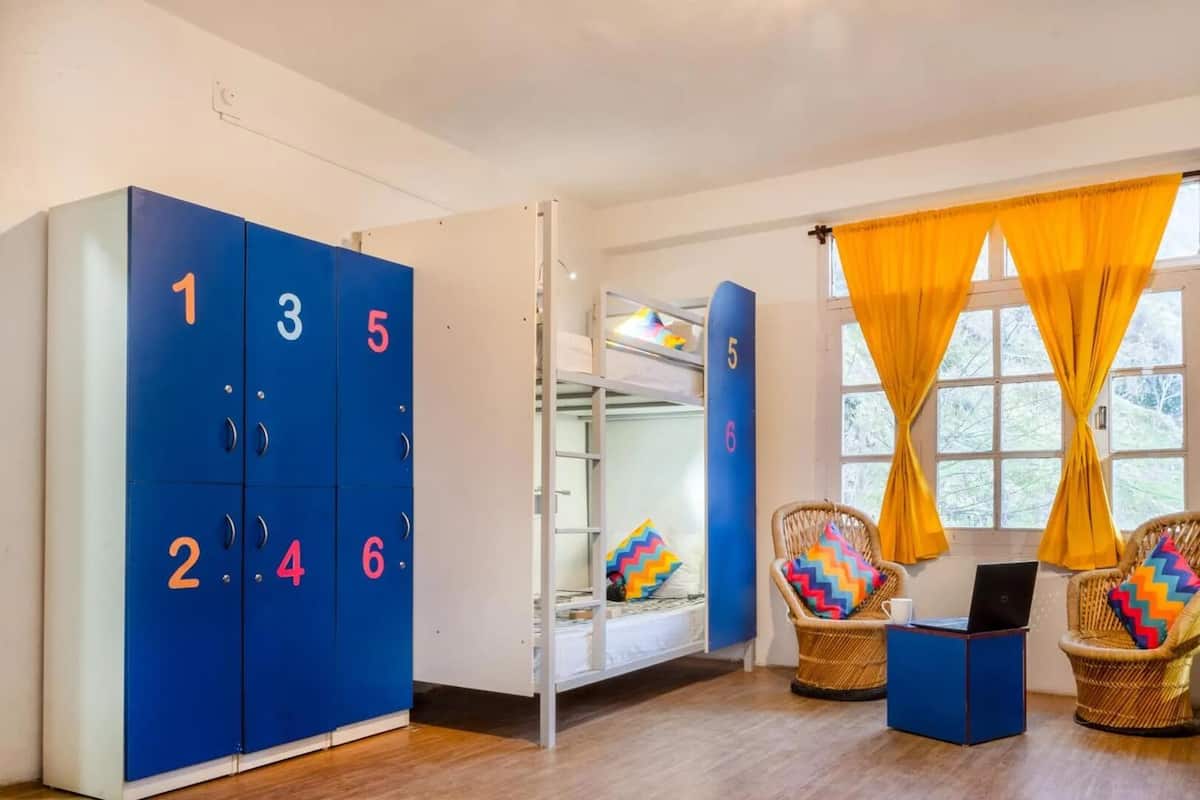 Dormitorio compartido Deluxe, dormitorio mixto, para no fumadores, vista a la montaña | 2 habitaciones, espacio para trabajar con laptop y wifi gratis