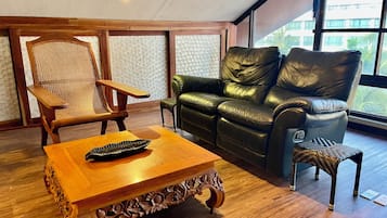 Exclusive Condo, 3 Bedrooms, Kitchen, Pool View | Living area