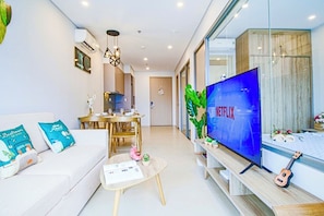 Appartement supérieur, vue sur la ville | Aire de séjour | Téléviseur connecté, films payants