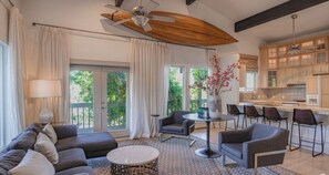 Smart-tv, een open haard en een computerscherm