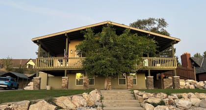 The Treehouse: Spacious Retreat with Theater Room, Fire Pit & Mountain Views
