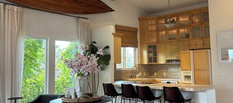 The Treehouse: Spacious Retreat with Theater Room, Fire Pit & Mountain Views