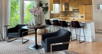 The Treehouse: Spacious Retreat with Theater Room, Fire Pit & Mountain Views