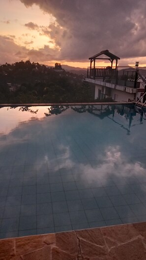 10 outdoor pools - 390 Villa Vista  (Kandy)