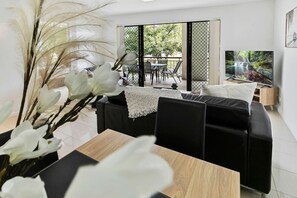 Smart TV, books - Cozy Cairns Stay - Near Airport, City & Esplanade (Cairns)