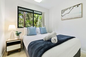 3 bedrooms, desk, iron/ironing board, travel cot - Cozy Cairns Stay - Near Airport, City & Esplanade (Cairns)