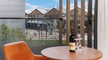 King Studio with Balcony | Blick auf die Stadt