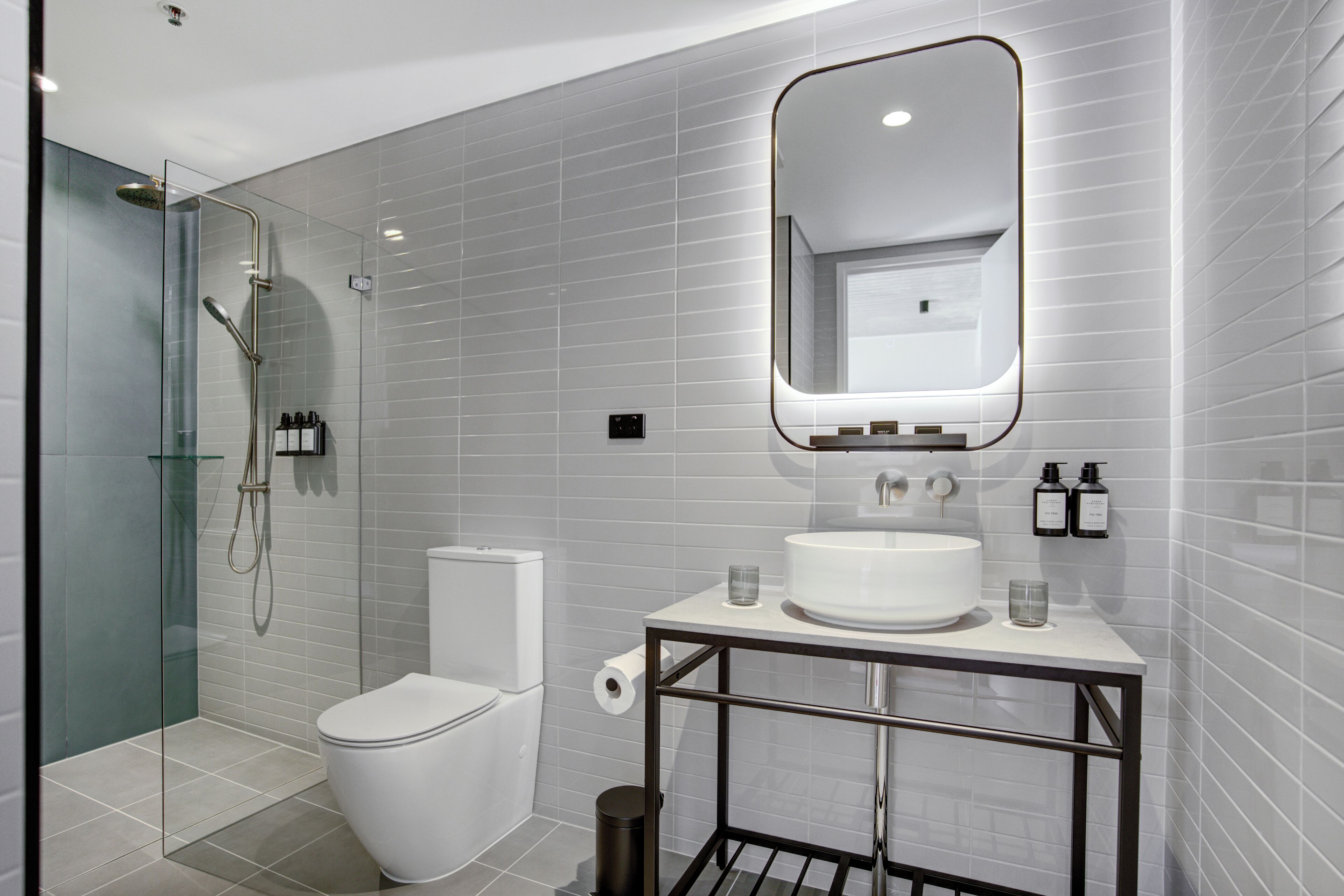 Shower, pengering rambut, handuk, dan sabun