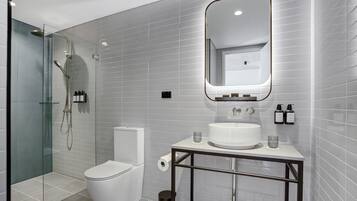 Shower, pengering rambut, handuk, dan sabun