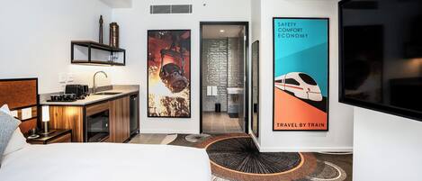 Accessible King Studio | 客房內保險箱、書桌、筆電工作空間、隔音