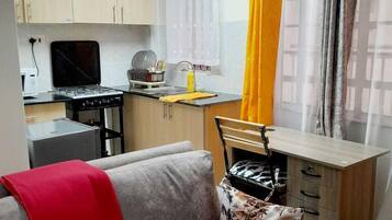 Classic Studio Suite, City View | Private kitchen | Microwave, cookware/dishes/utensils