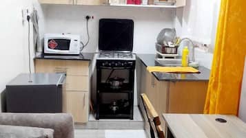 Suite monolocale Classic, vista città | Cucina privata | Microonde, pentole/stoviglie/utensili