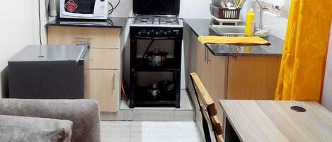 Suite monolocale Classic, vista città | Cucina privata | Microonde, pentole/stoviglie/utensili