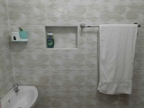 Douche, articles de toilette gratuits, chaussons, serviettes fournies