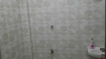 Dusche, kostenlose Toilettenartikel, Hausschuhe, Handtücher