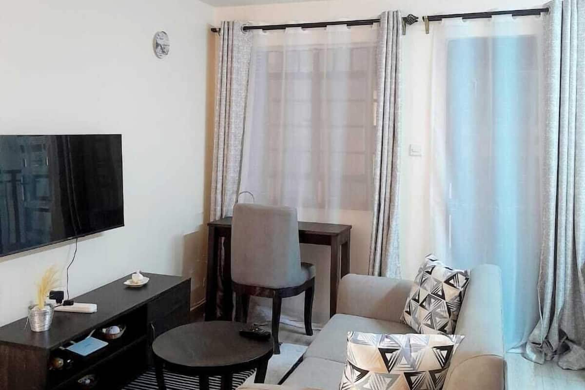Studio Suite Deluxe, quang cảnh thành phố | Khu phòng khách | Smart TV 24-inch có truyền hình kỹ thuật số