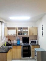 Microondas y utensilios de cocina