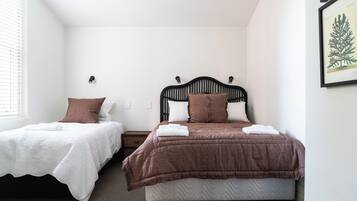 2 habitaciones, cortinas blackout y tabla de planchar con plancha