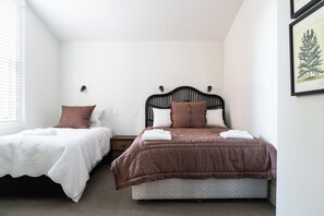 Apartamento premium, para não fumantes, vista para a cidade | 2 quartos, cortinas blackout, ferros/tábuas de passar roupa
