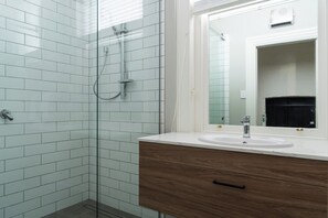 Premium Apartment, Non Smoking, City View | Bathroom - Luxury Apartment on Stuart Street (Dunedin)