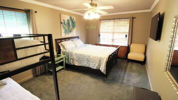 2 habitaciones, escritorio, tabla de planchar con plancha y wifi