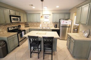 Cookware/dishes/utensils, dining tables
