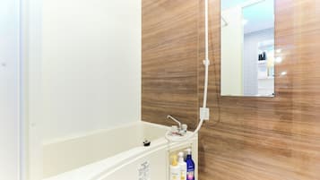 B (2-person Accomodation), Non Smoking | Bathroom | Combined shower/tub, hair dryer, towels, shampoo