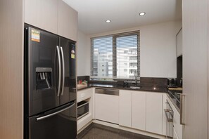 Fridge, microwave, oven, stovetop - Modern 1-Bed Unit with Pool Views and Balcony (Canberra)