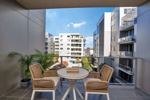 Outdoor dining - Modern 1-Bed Unit with Pool Views and Balcony (Canberra)
