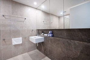 Shower, hair dryer, towels - Modern 1-Bed Unit with Pool Views and Balcony (Canberra)
